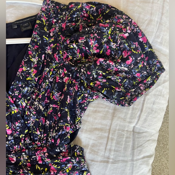French Connection Floral Puff Sleeve Mini dress with Cutouts. Size XS / us 4 - Picture 5 of 6